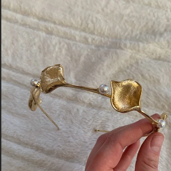 Elegant Gold Floral Headband - Picture 2 of 6